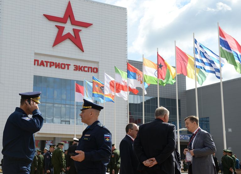 У конгрессно-выставочного центра подмосковного Военно-патриотического парка культуры и отдыха Вооруженных сил РФ Патриот