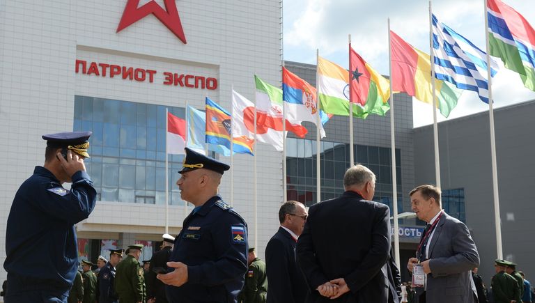 У конгрессно-выставочного центра подмосковного Военно-патриотического парка культуры и отдыха Вооруженных сил РФ Патриот У конгрессно-выставочного центра подмосковного Военно-патриотического парка культуры и отдыха Вооруженных сил РФ Патриот