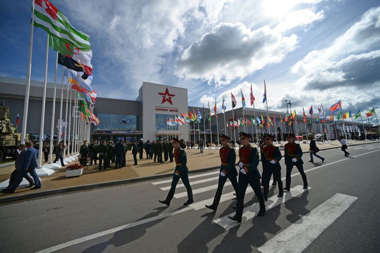 У конгрессно-выставочного центра подмосковного Военно-патриотического парка культуры и отдыха Вооруженных сил РФ Патриот