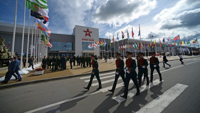 У конгрессно-выставочного центра подмосковного Военно-патриотического парка культуры и отдыха Вооруженных сил РФ Патриот У конгрессно-выставочного центра подмосковного Военно-патриотического парка культуры и отдыха Вооруженных сил РФ Патриот