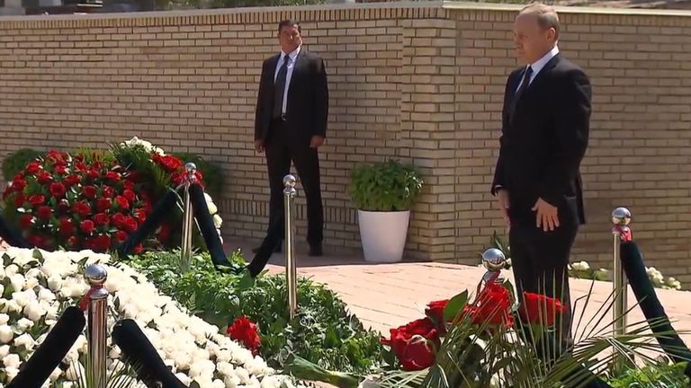 Путин возложил цветы на могилу Каримова в Самарканде