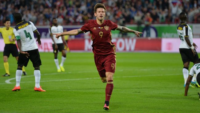 Игрок сборной России Федор Смолов (в центре) Игрок сборной России Федор Смолов (в центре)