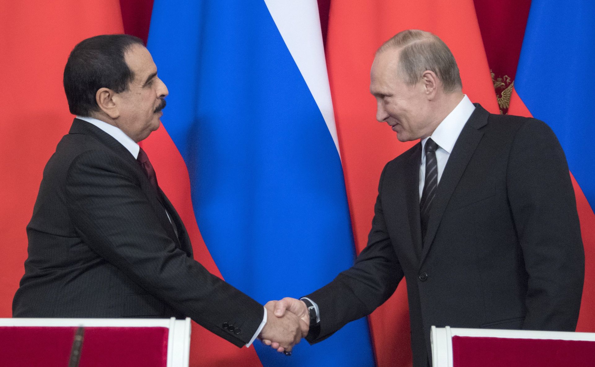 Президент РФ Владимир Путин и король Бахрейна Хамад бен Иса Аль Халифа на церемонии подписания совместных документов. 6 сентября 2016 Президент РФ Владимир Путин и король Бахрейна Хамад бен Иса Аль Халифа на церемонии подписания совместных документов. 6 сентября 2016 - РИА Новости, 1920, 23.05.2024