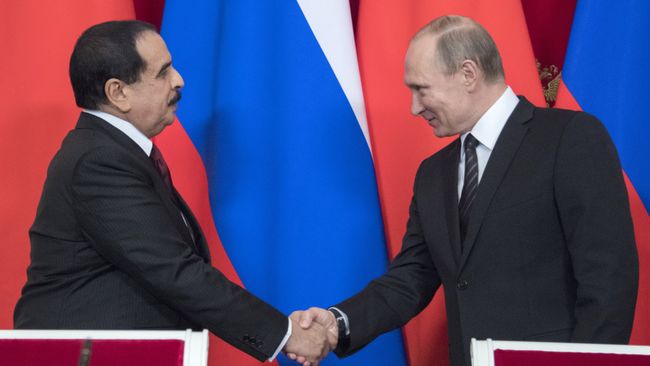 Президент РФ Владимир Путин и король Бахрейна Хамад бен Иса Аль Халифа на церемонии подписания совместных документов. 6 сентября 2016 Президент РФ Владимир Путин и король Бахрейна Хамад бен Иса Аль Халифа на церемонии подписания совместных документов. 6 сентября 2016