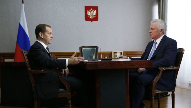 Председатель правительства РФ Дмитрий Медведев и глава Бурятии Вячеслав Наговицын во время встречи в Улан-Удэ. 7 сентября 2016