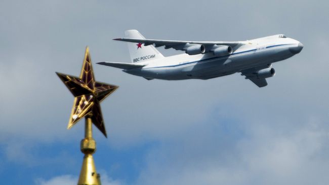 Самолет АН-124-100 во время репетиции воздушной части военного парада в Москве в ознаменование 70-летия Победы в Великой Отечественной войне. Архивное фото Самолет АН-124-100 во время репетиции воздушной части военного парада в Москве в ознаменование 70-летия Победы в Великой Отечественной войне. Архивное фото