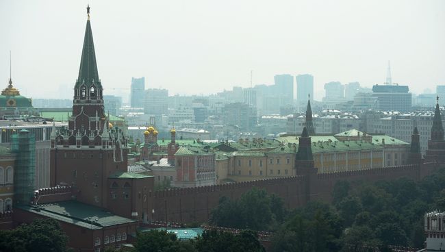 Вид на Троицкую башню Московского Кремля с крыши здания, расположенного на ул. Тверская Вид на Троицкую башню Московского Кремля с крыши здания, расположенного на ул. Тверская