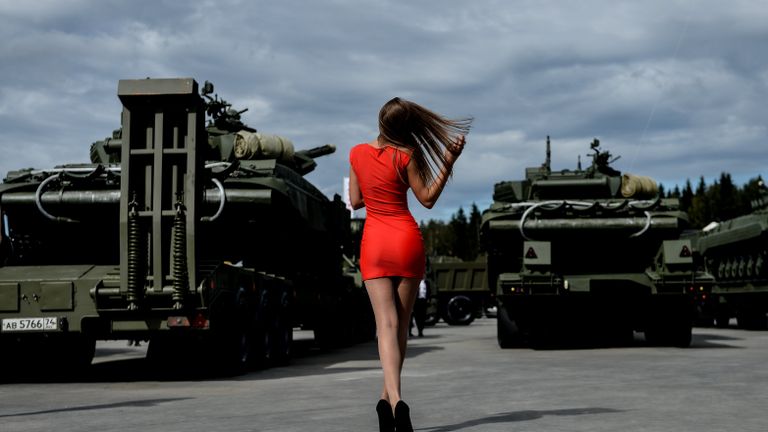 Посетительница на Международном военно-техническом форуме АРМИЯ-2016 Посетительница на Международном военно-техническом форуме АРМИЯ-2016