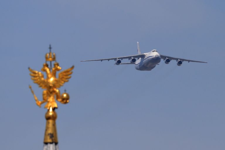 Тяжёлый дальний транспортный самолёт АН-124-100 Руслан во время военного парада в ознаменование 70-летия Победы в Великой Отечественной войне 1941-1945 годов Тяжёлый дальний транспортный самолёт АН-124-100 Руслан во время военного парада в ознаменование 70-летия Победы в Великой Отечественной войне 1941-1945 годов