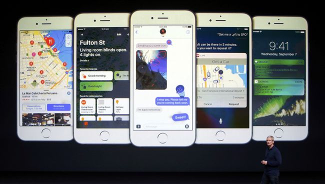Тим Кук показывает модели iPhone на презентации в Сан-Франциско