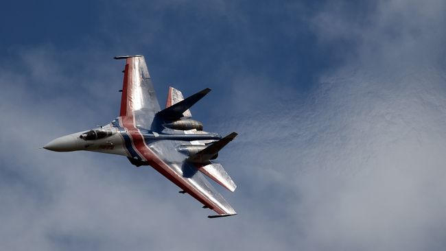 Многоцелевой истребитель Су-27. Архивное фото Многоцелевой истребитель Су-27. Архивное фото