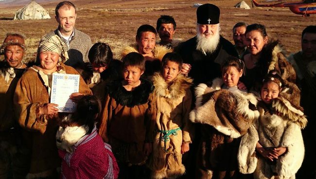 Патриарх Кирилл с чукотскими оленеводами и детьми Патриарх Кирилл с чукотскими оленеводами и детьми