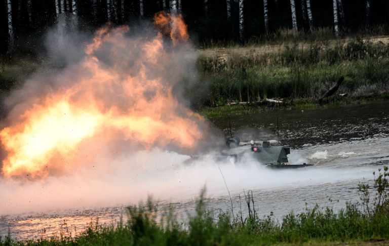Самоходная противотанковая пушка 2С25 Спрут-СД во время демонстрационного показа военной техники на форуме АРМИЯ-2016