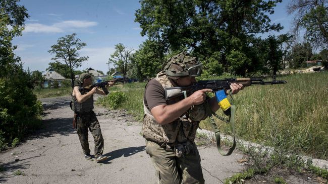 Солдаты ВСУ возле Марьинки, Донецкая область, Украина. Архивное фото Солдаты ВСУ возле Марьинки, Донецкая область, Украина. Архивное фото