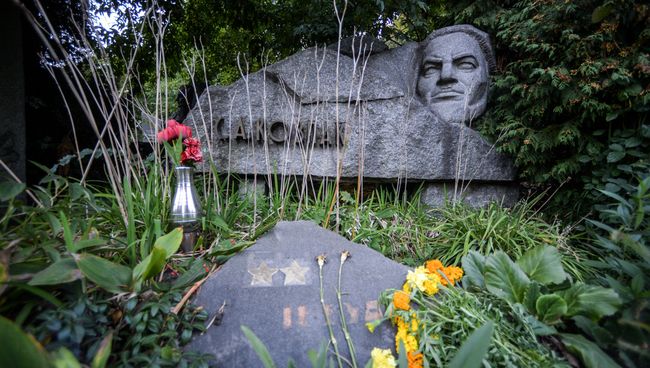 Могила Сидора Ковпака на Байковом кладбище в Киеве. На этом постаменте раньше были две звезды Героя Советского Союза Могила Сидора Ковпака на Байковом кладбище в Киеве. На этом постаменте раньше были две звезды Героя Советского Союза