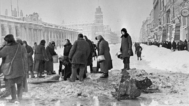 Жители блокадного Ленинграда набирают воду, появившуюся после артобстрела в пробоинах в асфальте. Архивное фото Жители блокадного Ленинграда набирают воду, появившуюся после артобстрела в пробоинах в асфальте. Архивное фото