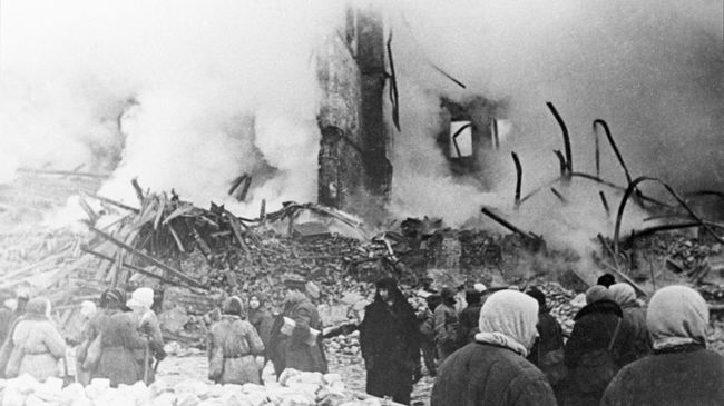 Жители Ленинграда стоят у разрушенного артобстрелом жилого дома в дни блокады. Архивное фото Жители Ленинграда стоят у разрушенного артобстрелом жилого дома в дни блокады. Архивное фото