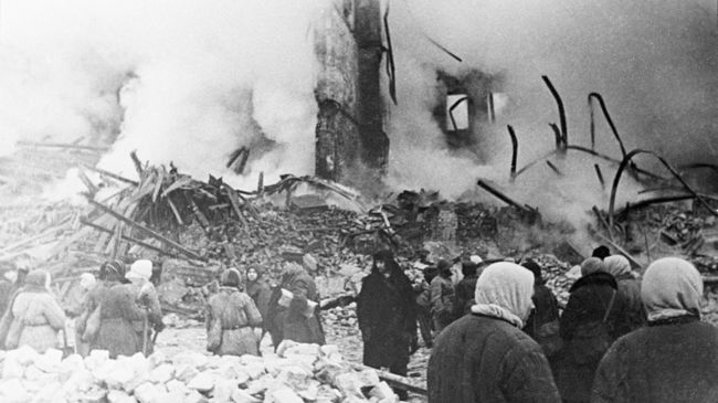 Жители Ленинграда стоят у разрушенного артобстрелом жилого дома в дни блокады. Архивное фото Жители Ленинграда стоят у разрушенного артобстрелом жилого дома в дни блокады. Архивное фото