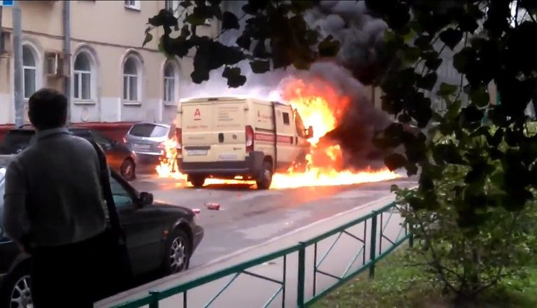 В сети появилось видео горящей инкассаторской машины после налета в Москве В сети появилось видео горящей инкассаторской машины после налета в Москве