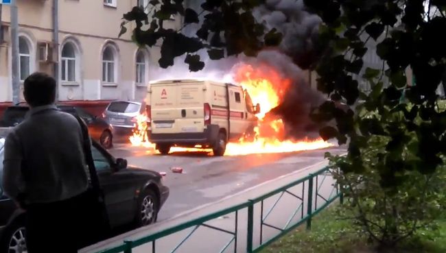 В сети появилось видео горящей инкассаторской машины после налета в Москве В сети появилось видео горящей инкассаторской машины после налета в Москве