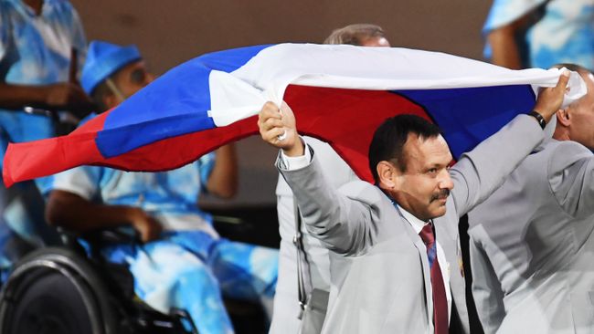 Директор Республиканского центра олимпийской подготовки по легкой атлетике, представитель белорусской делегации Андрей Фомочкин с флагом России на церемонии открытия XV летних Паралимпийских игр 2016 в Рио-де-Жанейро. 8 сентября 2016 Директор Республиканского центра олимпийской подготовки по легкой атлетике, представитель белорусской делегации Андрей Фомочкин с флагом России на церемонии открытия XV летних Паралимпийских игр 2016 в Рио-де-Жанейро. 8 сентября 2016