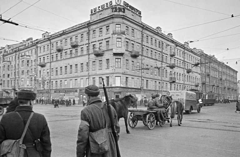 На Невском проспекте во время блокады. Ленинград. Октябрь 1941 года 