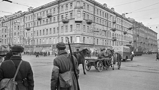 На Невском проспекте во время блокады. Ленинград. Октябрь 1941 года. Архивное фото На Невском проспекте во время блокады. Ленинград. Октябрь 1941 года. Архивное фото