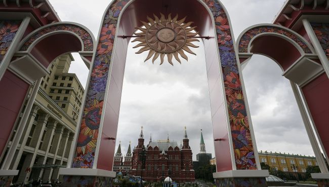 Декоративная арка на Манежной площади в Москве. Архивное фото Декоративная арка на Манежной площади в Москве. Архивное фото