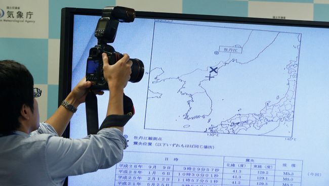 Журналист фотографирует карту Корейского полуострова с отмеченным местом сейсмособытия в КНДР. 9 сентября 2016 Журналист фотографирует карту Корейского полуострова с отмеченным местом сейсмособытия в КНДР. 9 сентября 2016