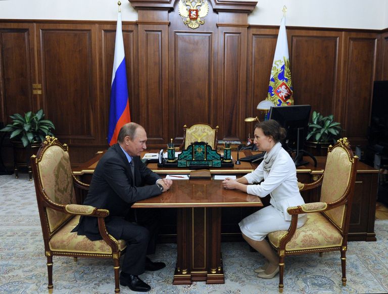 Президент РФ Владимир Путин и Анна Кузнецова, назначенная Уполномоченным при президенте по правам ребенка, во время встречи в Кремле. 9 сентября 2016 Президент РФ Владимир Путин и Анна Кузнецова, назначенная Уполномоченным при президенте по правам ребенка, во время встречи в Кремле. 9 сентября 2016
