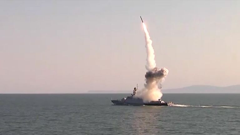 Пуски ракет Калибр с кораблей Каспийской флотилии на учениях Кавказ-2016 Пуски ракет Калибр с кораблей Каспийской флотилии на учениях Кавказ-2016