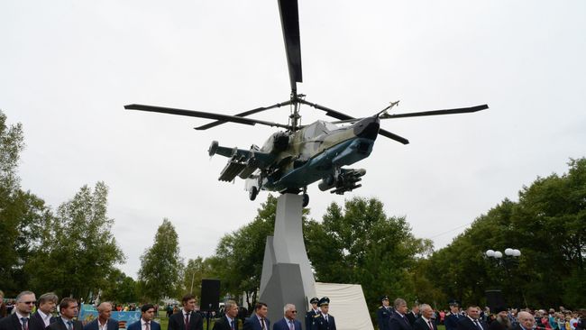 Открытие монумента Ка-50 Черная акула в рамках празднования 80-летия Арсеньевской авиационной компании Прогресс
