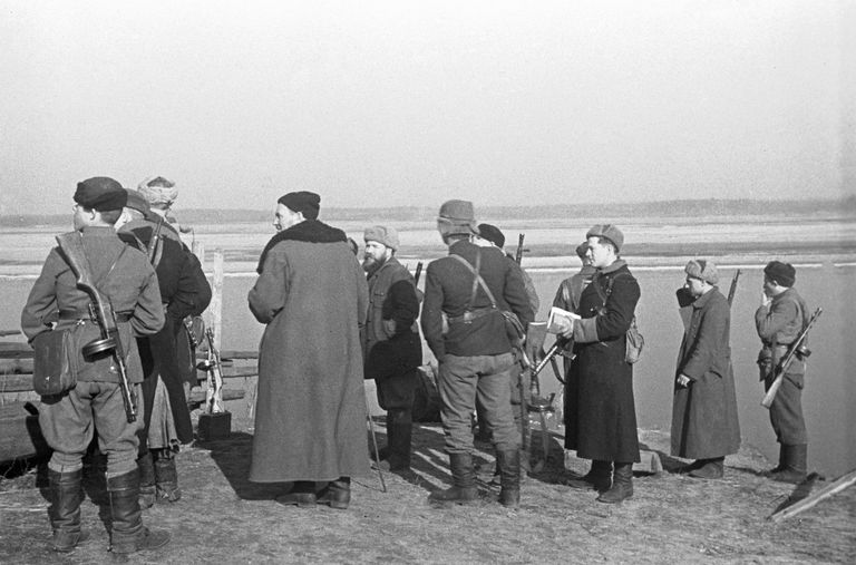 Командир партизанского соединения Сидор Артемьевич Ковпак обсуждает с командирами отрядов детали боевой операции. Великая Отечественная война 1941-1945 годов