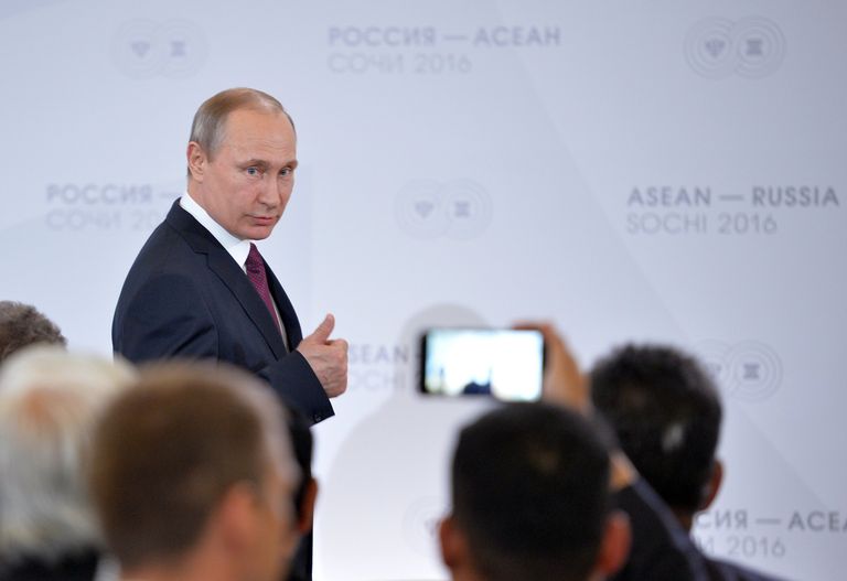Президент Российской Федерации Владимир Путин на встрече глав делегаций-участников саммита Россия — АСЕАН с представителями Делового форума Россия — АСЕАН Президент Российской Федерации Владимир Путин на встрече глав делегаций-участников саммита Россия — АСЕАН с представителями Делового форума Россия — АСЕАН
