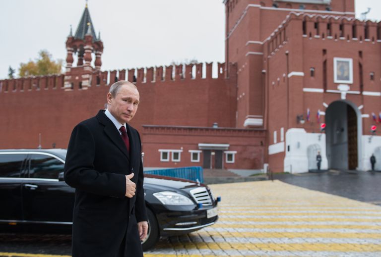 Президент России Владимир Путин перед началом церемонии возложения цветов к памятнику Кузьме Минину и Дмитрию Пожарскому на Красной площади Президент России Владимир Путин перед началом церемонии возложения цветов к памятнику Кузьме Минину и Дмитрию Пожарскому на Красной площади