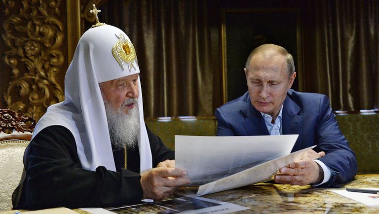 Патриарх Московский и Всея Руси Кирилл и президент России Владимир Путин во время беседы в библиотеке Свято-Пантелеймонова монастыря на Святой горе Афон Патриарх Московский и Всея Руси Кирилл и президент России Владимир Путин во время беседы в библиотеке Свято-Пантелеймонова монастыря на Святой горе Афон