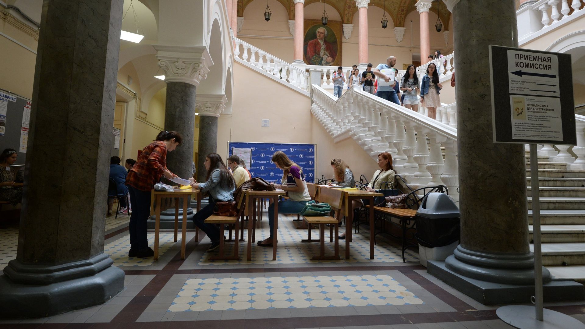 Абитуриентка в Московском Государственном Университете имени М.В. Ломоносов Абитуриентка в Московском Государственном Университете имени М.В. Ломоносов - РИА Новости, 1920, 26.08.2021