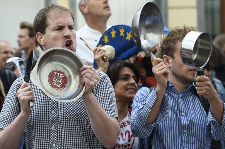 Активисты выступают против TTIP в Брюсселе Активисты выступают против TTIP в Брюсселе