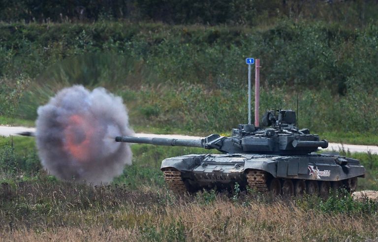 Танк Т-90 на полигоне Алабино на международном военно-техническом форуме Армия-2016 Танк Т-90 на полигоне Алабино на международном военно-техническом форуме Армия-2016