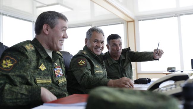Министр обороны России Сергей Шойгу во время военных учений на побережье Черного моря в Крыму. 9 сентября 2016