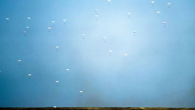 Десантирование во время военных учений на побережье Черного моря в Крыму. 9 сентября 2016 Десантирование во время военных учений на побережье Черного моря в Крыму. 9 сентября 2016
