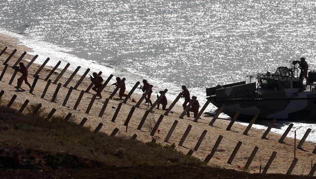 Военные учения российской армии на побережье Черного моря в Крыму. Архивное фото Военные учения российской армии на побережье Черного моря в Крыму. Архивное фото