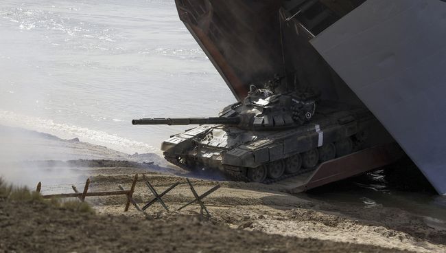 Танк во время стратегических командно-штабных учений Кавказ-2016 на побережье Черного моря, Крым. Сентябрь 2016