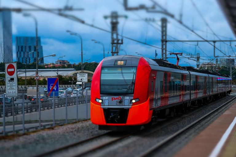 Электропоезд у транспортно-пересадочного узла Лужники Московского центрального кольца в Москве Электропоезд у транспортно-пересадочного узла Лужники Московского центрального кольца в Москве