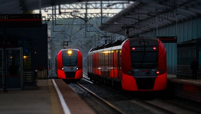 Электропоезда на транспортно-пересадочном узле Лужники Московского центрального кольца в Москве