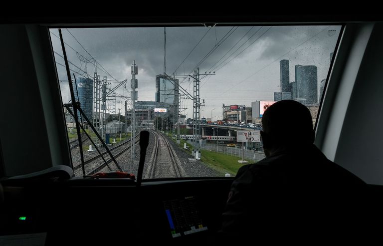 Вид на железнодорожные пути Московского центрального кольца из кабины машиниста электропоезда Ласточка Вид на железнодорожные пути Московского центрального кольца из кабины машиниста электропоезда Ласточка