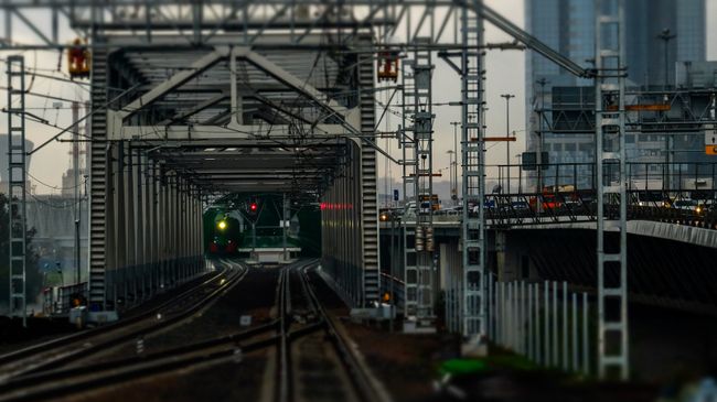 Электропоезд на линии Московского центрального кольца в Москве