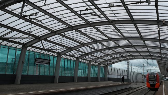 Электропоезд на транспортно-пересадочном узле Лужники Московского центрального кольца в Москве Электропоезд на транспортно-пересадочном узле Лужники Московского центрального кольца в Москве