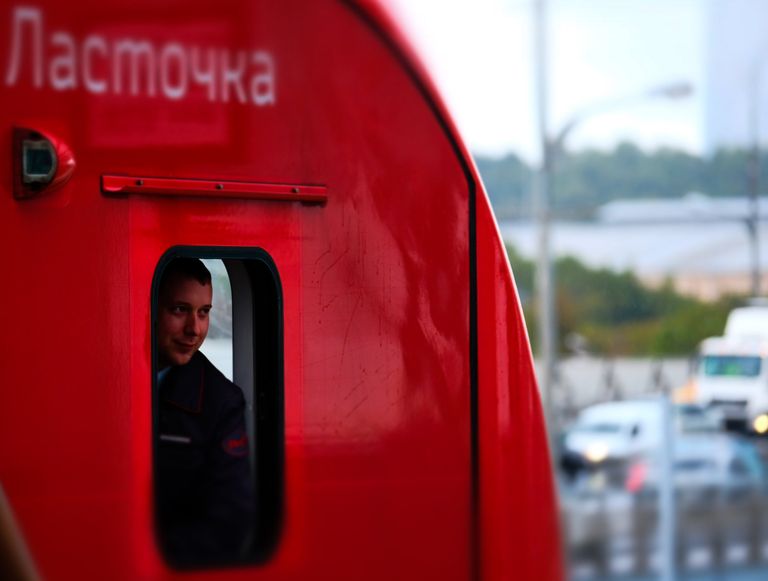 Сотрудник в электропоезде на Московском центральном кольце в Москве