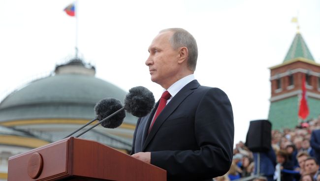 Президент РФ В. Путин на торжественной церемонии открытия Дня города на Красной площади Президент РФ В. Путин на торжественной церемонии открытия Дня города на Красной площади